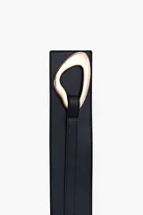 Faja ancha de cuero sintético color negro con hebilla metálica de diseño orgánico e irregular en tono dorado.