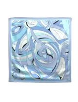 Pañuelo cuadrado de satén con estampado de líneas curvas abstractas en tonos verdes. Presenta un acabado suave y brillante.