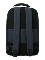 Mochila RKF de diseño minimalista en color azul navy, fabricada en poliéster reciclado repelente al agua. Cuenta con dos bolsillos frontales con cierre, asa superior reforzada, correas ajustables y un llavero mosquetón decorativo con cordón rojo.