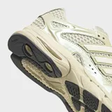 Championes Adidas Adistar MLD color beige, con revestimiento metalizado mate y base de malla perforada transpirable, cordones y suela con detalles en negro.