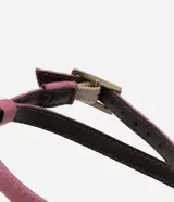 Sandalia plana color rosa con tiras finas, puntera redonda y adorno de estrella de mar dorada.