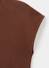 Jersey de punto fino color marrón, con cuello perkins y mangas cortas. Presenta un diseño entallado y minimalista.