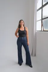 Pantalón de jean corte oxford, color azul oscuro, con tiro alto y cierre frontal con botón metálico.