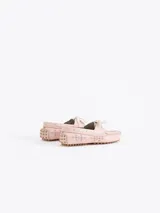 Mocasín de cuero vacuno con efecto gastado, diseño de la colaboración Jazmín Chebar x Guido. Presenta detalles de picado en laterales y capellada, con cordones blancos y suela de goma con relieve.