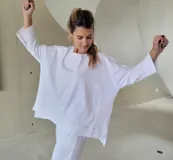 Remerón blanco de corte holgado con mangas largas y puños anchos.