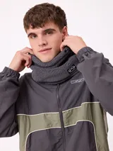 Cuello de polar gris con textura suave, diseñado para brindar abrigo en la zona del cuello. Presenta una etiqueta con el logo de la marca Rusty en la parte frontal.