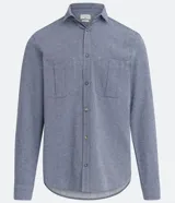 Camisa de manga larga color celeste con textura, cuello camisero, cierre frontal con botones y dos bolsillos de parche en el pecho.