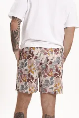 Short de baño con estampado floral en tonos rosados, marrones y grises, con cintura elástica y cordón ajustable blanco.
