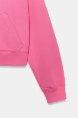 Hoodie de color fucsia, con capucha ajustable con cordones y bolsillo frontal tipo canguro.