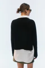 Sweater de tejido de punto verde, con calce regular levemente suelto, escote redondo y mangas largas con puños acanalados.