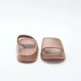 Chanclas de piscina color marrón, con diseño de una sola tira ancha y suela con plataforma.