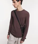 Suéter masculino de cuello redondo y manga larga, confeccionado en tejido de punto liso. Presenta un diseño básico y versátil, ideal para uso diario.