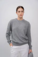 Sweater gris de tejido de punto, con cuello redondo y mangas largas.