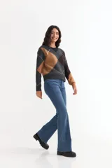 Sweater de punto con diseño de rombos en tonos gris, marrón y negro, con cuello en V y mangas largas.