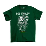 Remera de algodón color verde oscuro con estampa frontal en blanco y negro de Bob Marley jugando al fútbol, incluyendo texto con su nombre y años de nacimiento y fallecimiento.