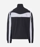 Campera liviana de poliamida con diseño cuadrillé sutil, cuello alto y cierre frontal. Presenta paneles reflectivos estratégicos para mayor visibilidad, puños elásticos y corte contemporáneo.