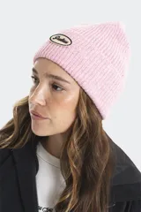 Gorro tipo beanie tejido en punto acanalado, color rosado, con parche ovalado en la parte frontal que incluye el logo de la marca.