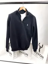 Buzo negro de algodón con medio cierre y cuello alto. Logo bordado en el pecho.