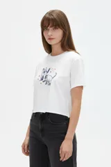 Remera cropped de algodón gris oscuro, con cuello redondo, manga corta y estampa frontal de conejo con estrellas.