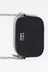 Monedero negro marca Bimba Y Lola de forma rectangular con cierre superior y correa de cadena metálica plateada. Incluye el logo de la marca impreso en plateado en la parte frontal.