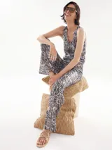 Pantalón largo de lentejuelas con estampado de leopardo.