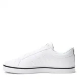Championes Adidas VS Pace 2.0 blancos con detalles en negro, confeccionados en cuero sintético, con las tres tiras características de la marca en los laterales y suela de goma.