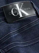 Jeans skinny de denim azul oscuro, tiro bajo, con cinco bolsillos y cierre de cremallera. Confeccionado con algodón reciclado y elastano.