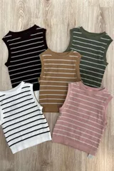 Musculosa de punto acanalado color rosa con rayas horizontales blancas, cuello redondo y corte ceñido.