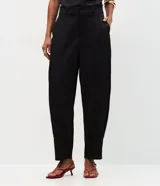 Pantalón wide leg de corte sastrero confeccionado en tejido satinado con caída fluida. Presenta cintura con presillas, cierre frontal oculto y diseño de piernas amplias.