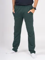 Pantalón deportivo verde oscuro de corte recto, con cintura elástica ajustable con cordón y bolsillos laterales.
