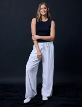Pantalón wide leg blanco de lino, marca Zac & Rachel, con pretina ancha elastizada con lazo de ajuste, bolsillos inclinados delanteros y bolsillo lateral.