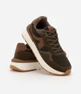 Championes de hombre marca Viko, estilo jogging, color verde oscuro, marrón y beige. Capellada de poliuretano con recortes contrastantes, ajuste con cordones y suela de PVC.