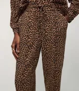 Pantalón de corte sastre en tejido crepé con estampado animal print de leopardo. Presenta un diseño fluido con cintura elástica y cordón de ajuste frontal.