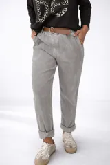 Pantalón de corte relajado con textura tipo gamuza, cintura elástica y bolsillos laterales. Incluye un cinturón de cuero sintético marrón.