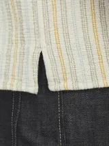 Camisa de manga corta con fit relajado y cuello resort. Cierre con botones al frente y diseño a rayas verticales en tonos beige, blanco y naranja. Confeccionada en tejido plano de algodón y algodón orgánico, estilo liviano ideal para el verano.