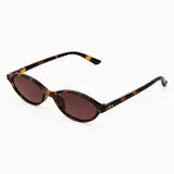 Lentes de sol con armazón ovalado de diseño clásico en tono carey y cristales oscuros.