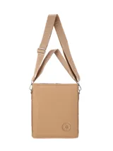 Bolso tipo bandolera color marrón, de diseño rectangular y minimalista. Cuenta con una correa larga ajustable con el nombre de la marca grabado y un aplique circular con el logo en la parte inferior frontal.