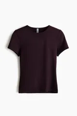Remera entallada de punto suave, color bordó, con cuello redondo fino y mangas cortas.