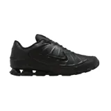 Championes Nike modelo Reax 8 color negro, con amortiguación en el talón y capellada combinada de malla y material sintético.