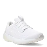 Championes urbanos New Balance color blanco con detalles plateados, confeccionados en malla y material sintético, con logo "N" característico en los laterales y suela de goma.