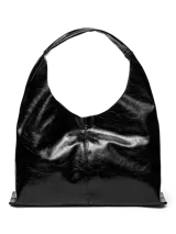 Cartera de hombro con diseño estructurado y acabado efecto cuero arrugado. Cuenta con un cierre mediante botón a presión y un asa integrada al cuerpo del bolso.