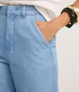 Bermuda de jeans azul oscuro, de tiro alto y corte recto.