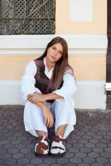 Suecos con capellada de cuero con estampado de vaca, plantilla anatómica y hebilla lateral ajustable.