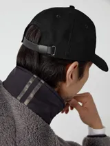 Gorro de béisbol negro, estilo 'dad hat', con la palabra "GOOSE" bordada en el frente en hilo negro tono sobre tono y el logo de New Era bordado en el lateral.