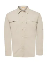 Camisa de manga larga para hombre, diseñada para actividades al aire libre. Presenta un diseño técnico con cuello clásico, cierre frontal de botones, bolsillos frontales con cierre y ventilación en la espalda. Confeccionada en tejido ligero de secado rápido con protección UV.