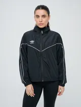 Campera deportiva Umbro modelo Sky, de color negro con líneas blancas decorativas y cierre frontal completo.