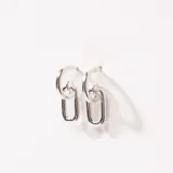 Aros colgantes plateados con forma de argolla y eslabón rectangular.