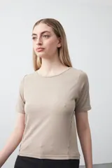 Remera de manga corta confeccionada en tejido acanalado, con cuello redondo y ajuste al cuerpo.