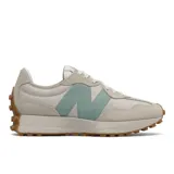 Championes New Balance modelo WS327HG1, color beige con detalles en verde menta y suela de goma marrón. Confeccionados en gamuza y tela, con el logo "N" característico en los laterales.