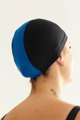 Gorro de natación combinado en negro y azul.